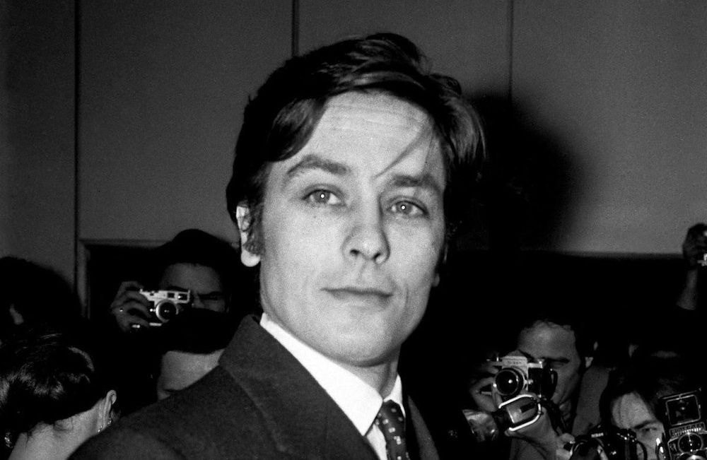 Alain Delon attiré par les hommes « durant les 30 premières années de sa vie » d’après son biographe