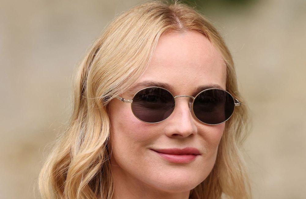 Robe pastel et mules à talons, Diane Kruger adopte le look idéal pour cette fin d’été