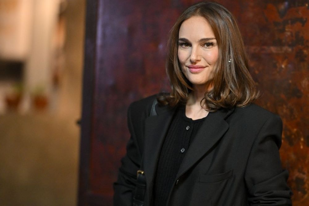 Natalie Portman en décolleté XXL dans les rues de Paris, la Française d'adoption validée par le peuple