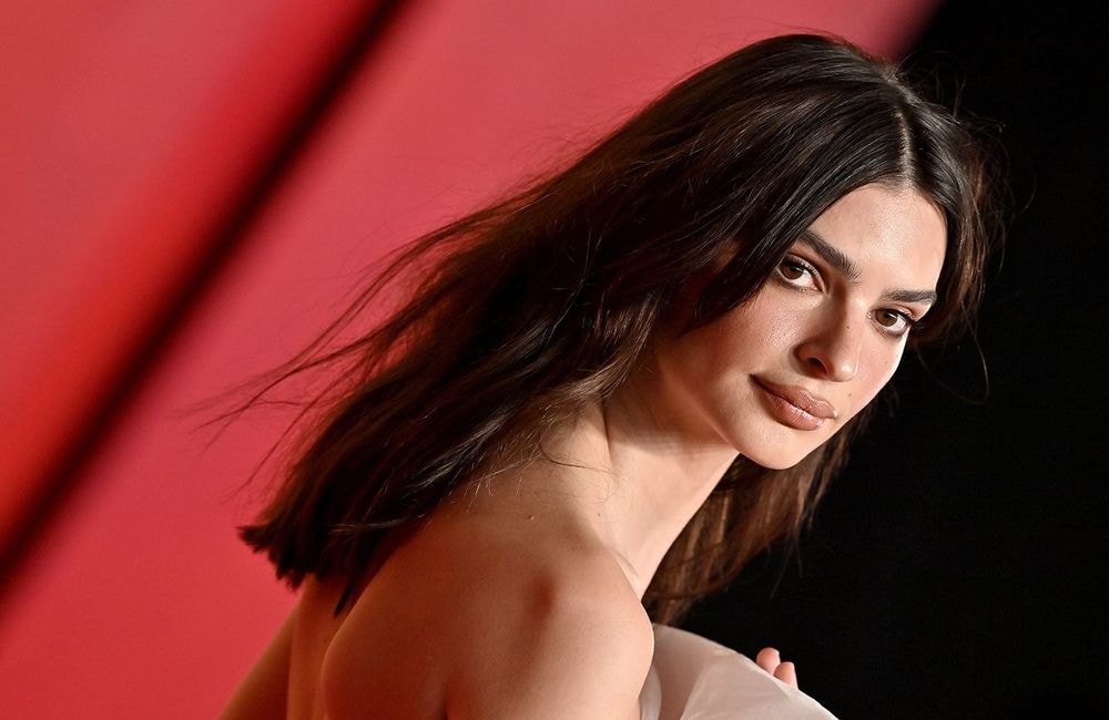 Adieu longueurs, Emily Ratajkowski adopte la coupe courte de notre enfance