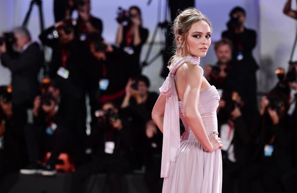 Fantaisie et transparence : Lily-Rose Depp succombe à la tendance « no pants »