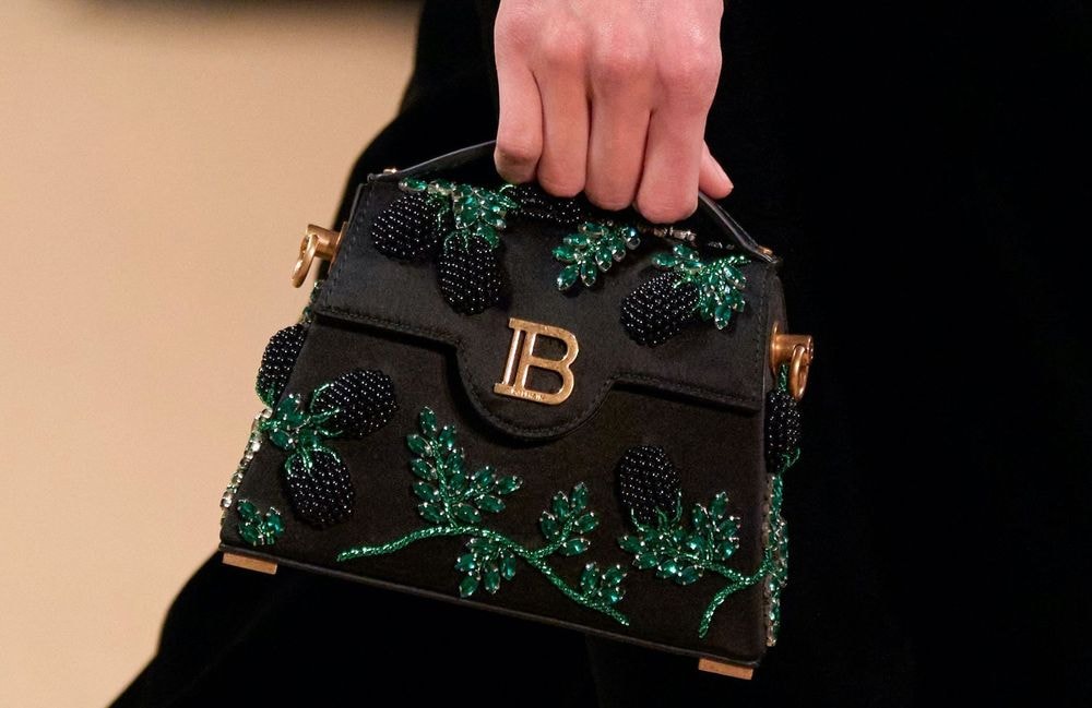 Le sac perlé : l’atout chic pour sublimer vos looks de fêtes