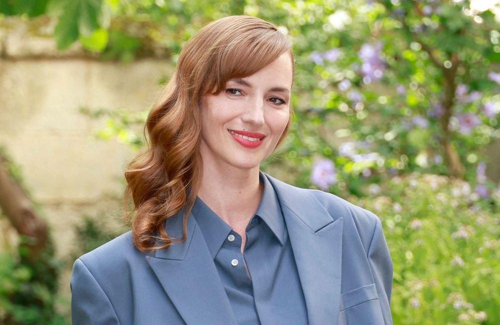 « J’ai grandi dans une grande liberté » : Louise Bourgoin se confie sur son enfance à la campagne