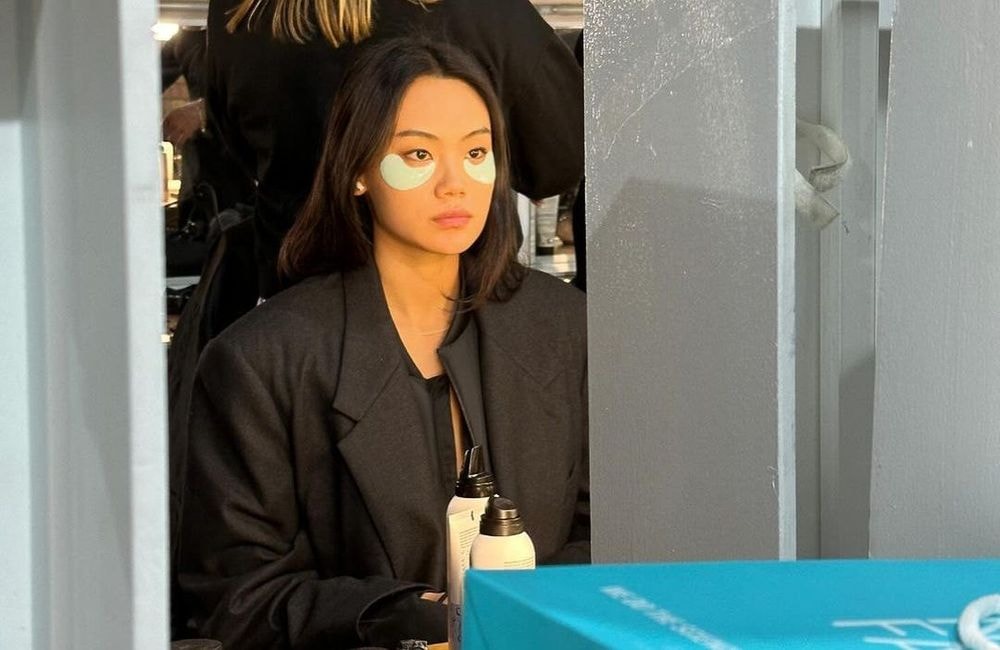 Ces patchs utilisés sur les mannequins permettent de défatiguer le regard avant un défilé