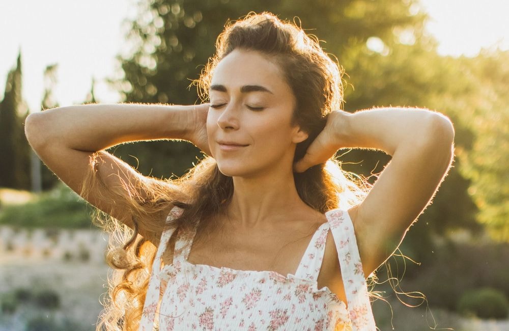 Voici pourquoi votre parfum s'évapore plus vite en été (et comment le faire tenir toute la journée)