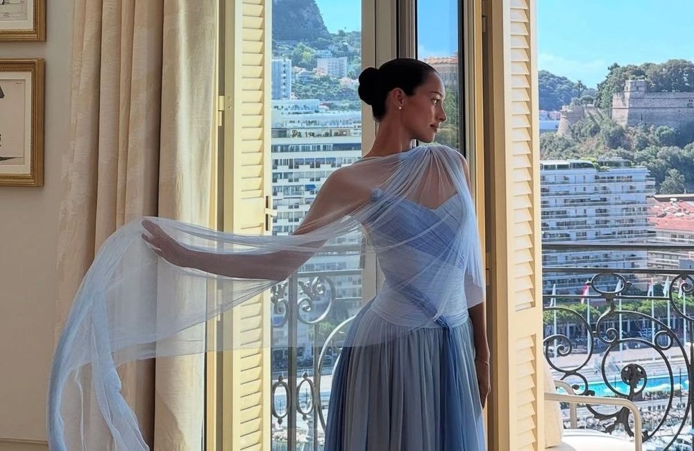 Alexandra Saint Mleux rend hommage à Grace Kelly dans une robe signée Antoine Guerin