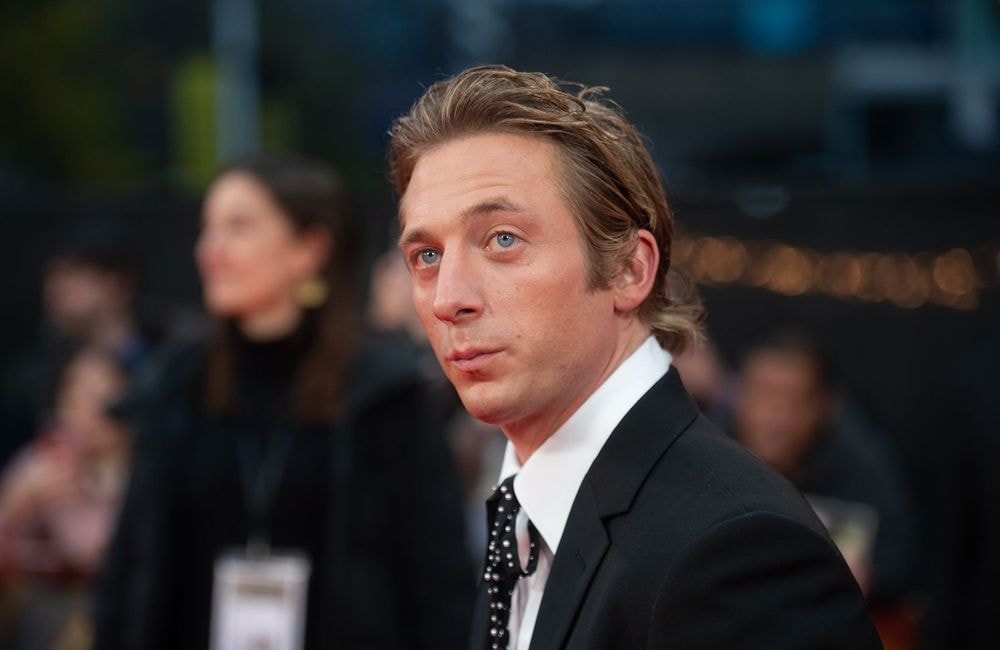 Jeremy Allen White évoque son envie de se détacher des écrans pour ses enfants : « Je veux les en éloigner »