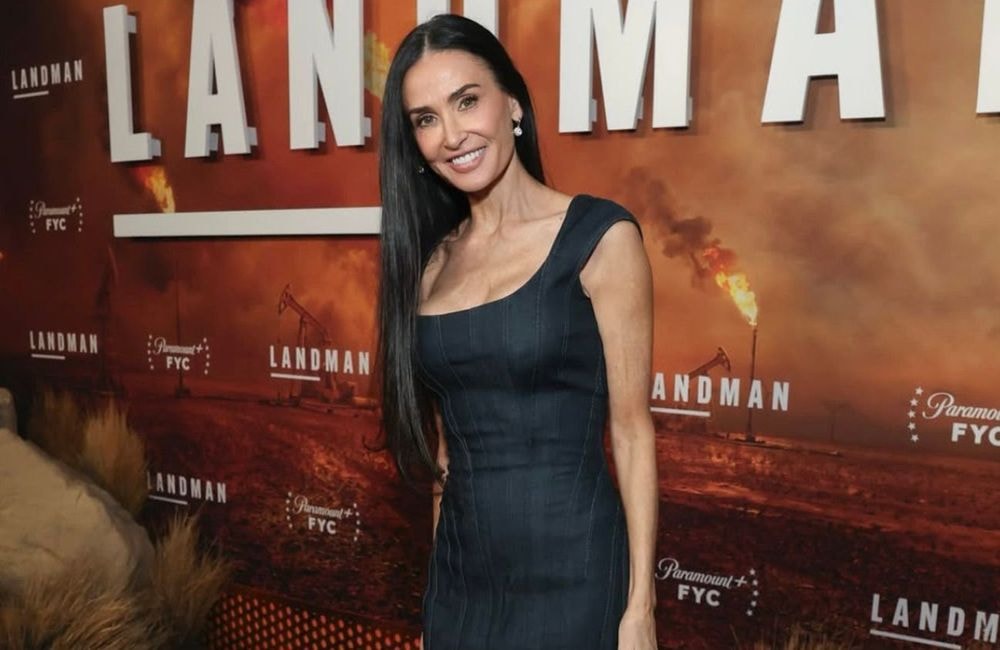 En robe en jean sur le tapis rouge, Demi Moore relance l’esthétique Y2K
