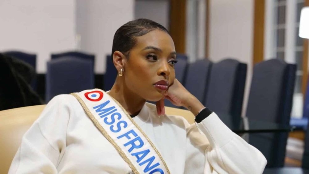 "C’est violent…" : Miss France 2025 fond en larmes en évoquant le harcèlement qu’elle subit !