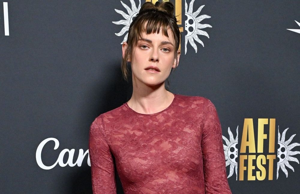 En total look en dentelle semi-transparent, Kristen Stewart a fait sensation sur le tapis rouge aux côtés de son épouse