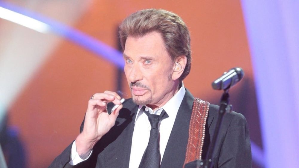 Johnny Hallyday "frappé" par un proche d’Alain Delon en plein concert, ce jour où tout a dérapé