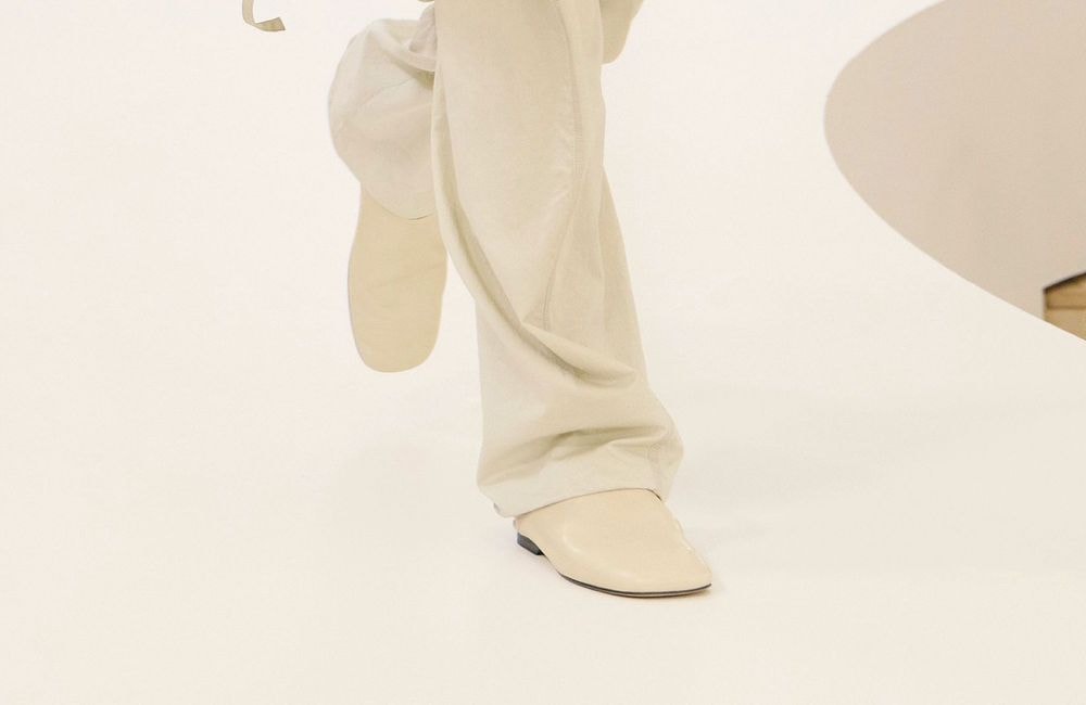 Porter ses chaussons en ville, la nouvelle lubie mode de 2025 ?