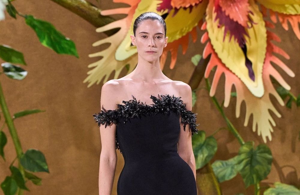 Pourquoi Matthieu Blazy a remplacé la traditionnelle robe de mariée par une robe noire pour clore le défilé Chanel
