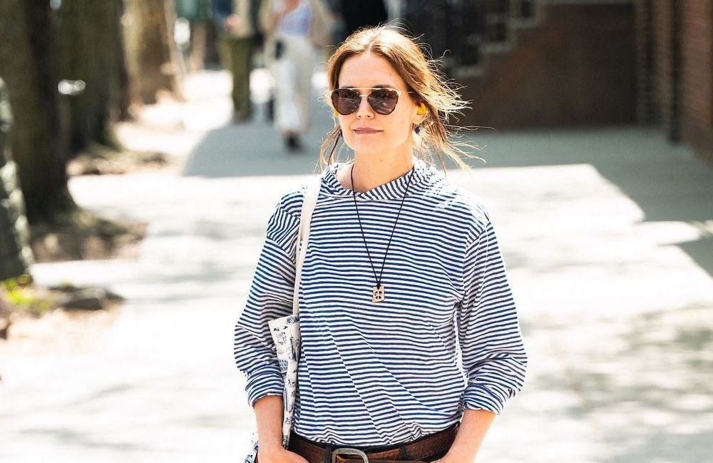 Katie Holmes nous rappelle pourquoi la marinière reste un classique du printemps
