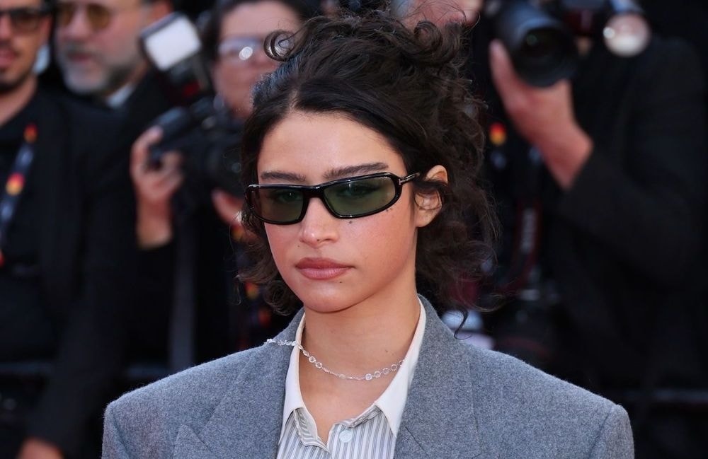 Ces lunettes de soleil au design épuré sont en train de conquérir toutes les célébrités