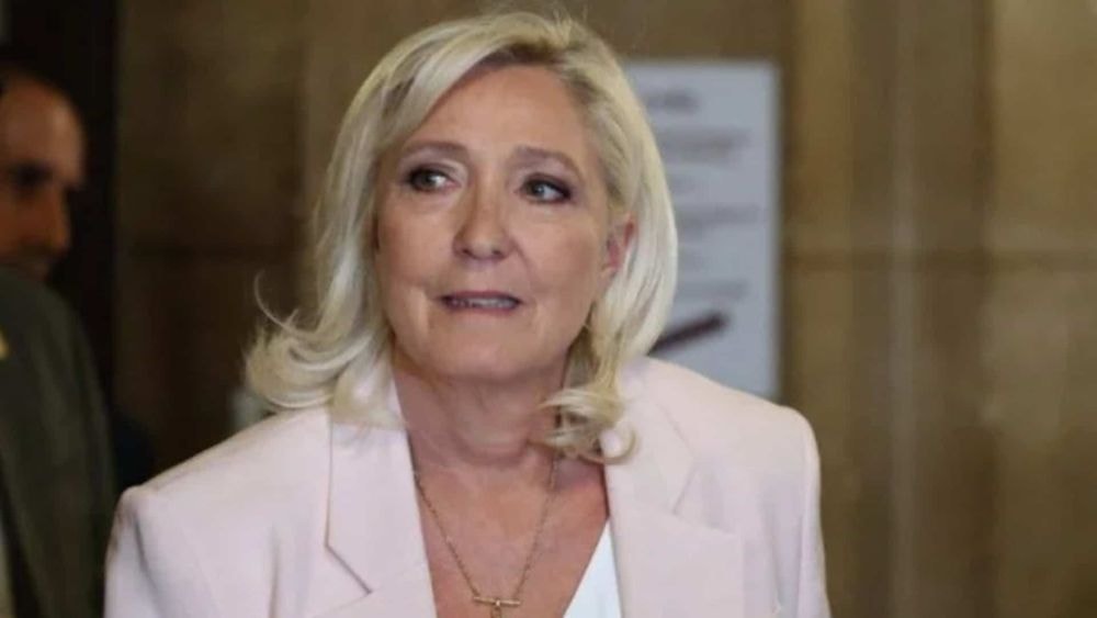 Marine Le Pen condamnée et sous bracelet électronique : pourquoi elle pourrait quand même se présenter à la présidentielle ?