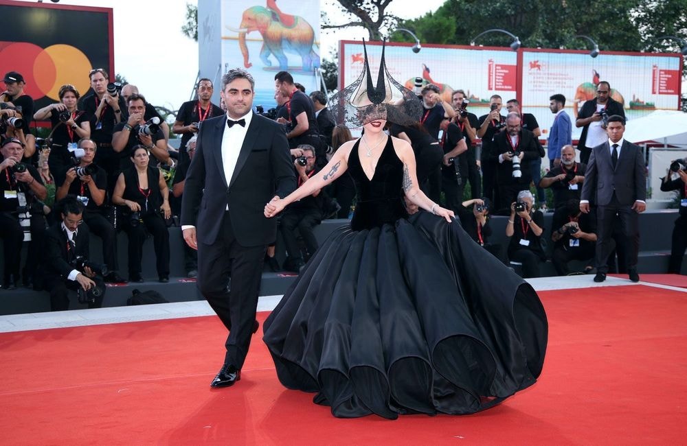Lady Gaga : théâtrale en robe bouffante sur le tapis rouge de la Mostra de Venise