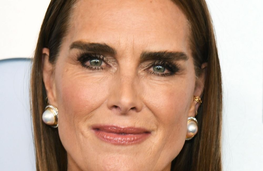 On connaît (enfin) le secret de Brooke Shields pour des sourcils fournis