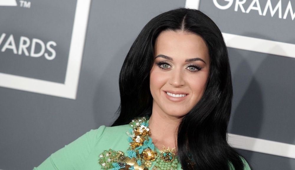 Katy Perry exhibe ses seins : s'affiche en top transparent sur Chérie FM