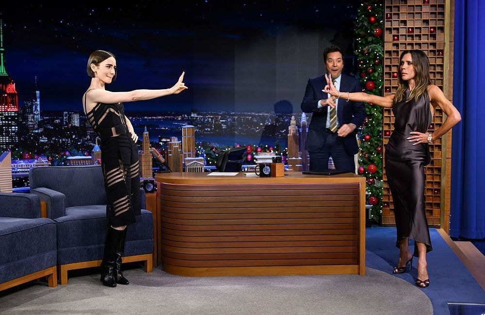 Qu’est-ce que le style Posh ? Victoria Beckham et Lily Collins en révèlent les codes essentiels