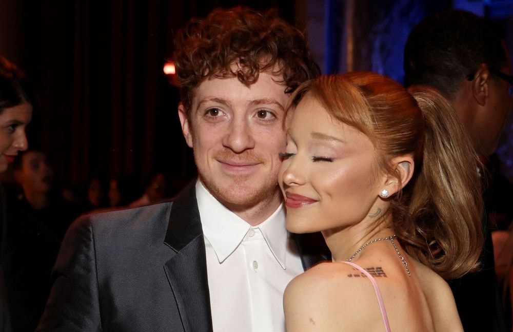 Ariana Grande célibataire ? La chanteuse se serait séparée de son compagnon Ethan Slater