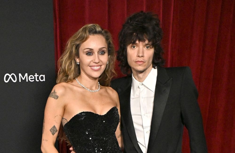 Miley Cyrus se serait fiancée à son compagnon Maxx Morando, ce détail affole la toile