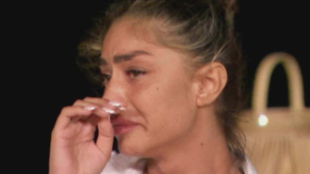 "Ses derniers mots ont été..." : abandonnée par sa mère, Cynthia (La Villa 9) raconte son traumatisme !