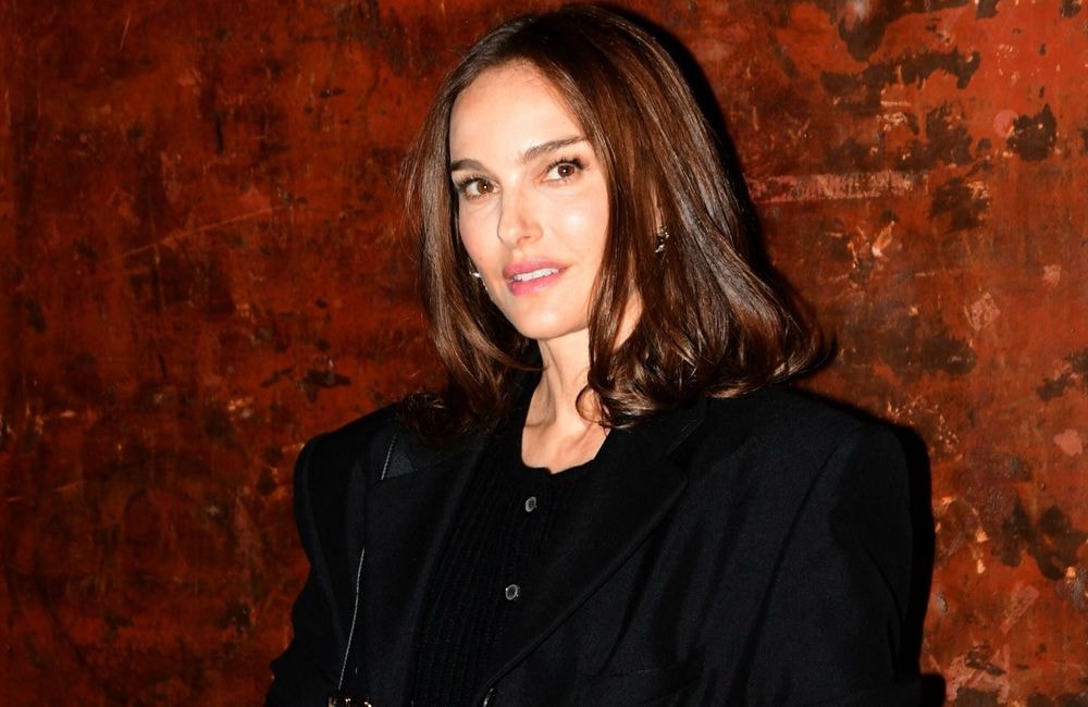 Makeup nude et queue de cheval basse : Natalie Portman prouve qu’il en faut peu pour briller sur le tapis rouge
