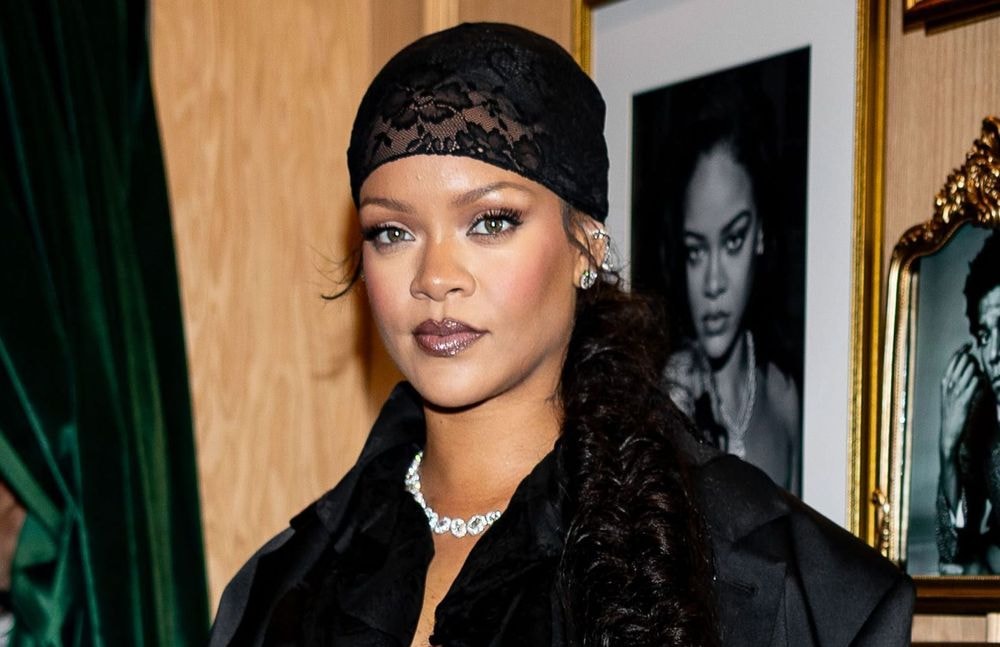 Après Halle Berry et Lily James, Rihanna succombe à son tour à la coiffure pirate (et on adore)