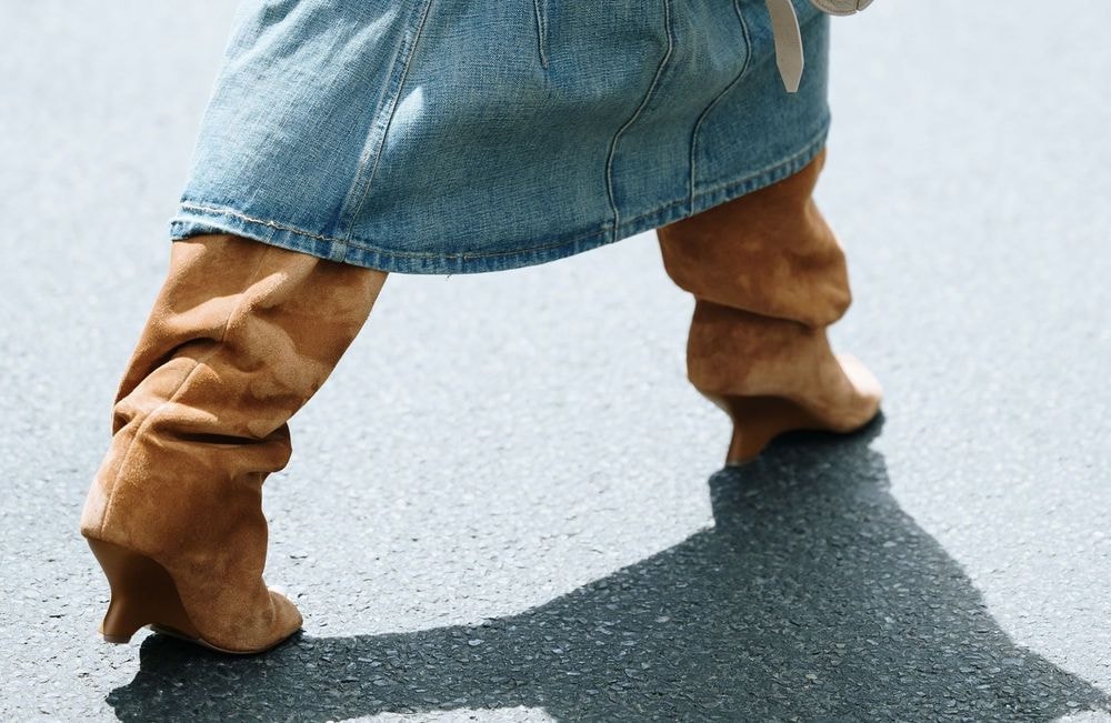Après les kitten heels, une version encore plus mini s’impose comme la nouvelle définition du chic à la rentrée