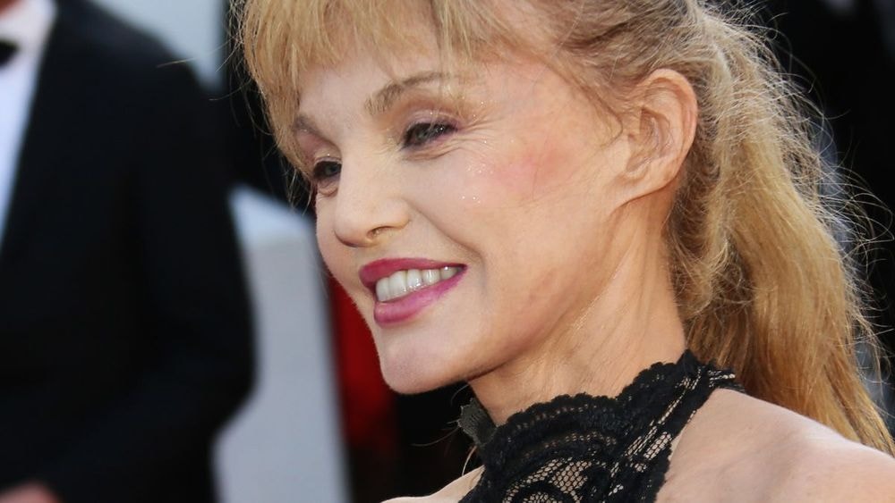 Arielle Dombasle : elle soutient Aya Nakamura pour les J.O.