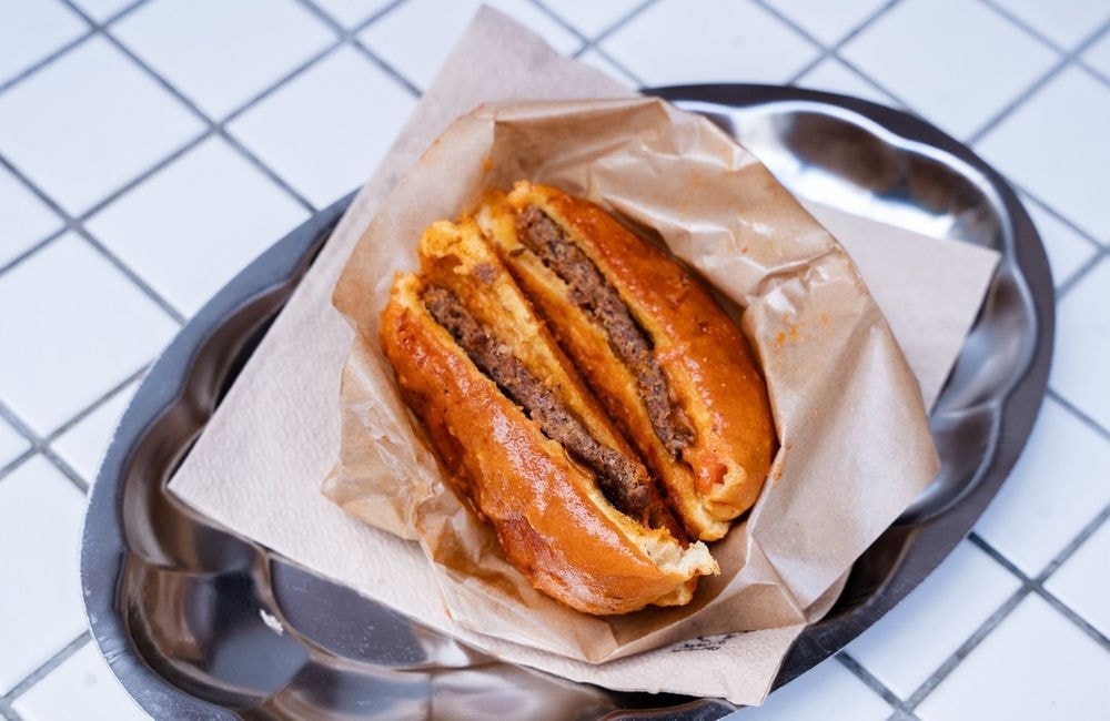 Burger mouillé : voici la nouvelle tendance qui affole les réseaux sociaux