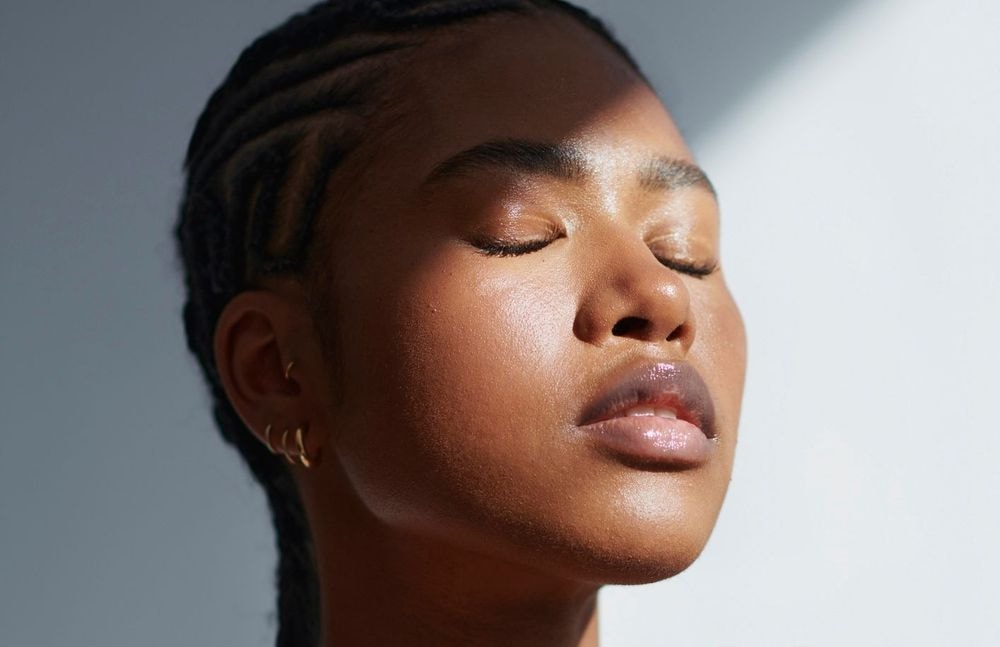 Voici ce qui arrive très rapidement à votre peau si vous arrêtez l’alcool, selon les dermatologues