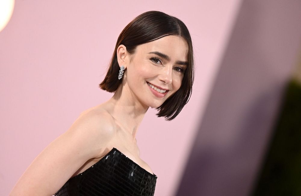 Wet hair : Lily Collins adopte cette coiffure à l’effet mouillé