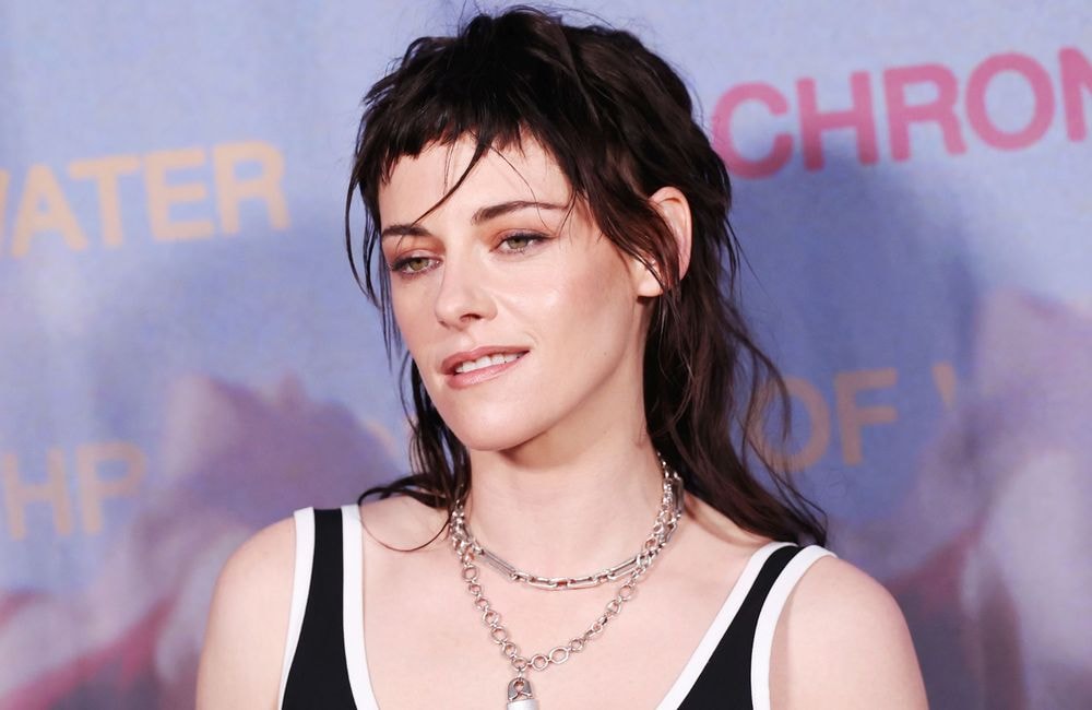Kristen Stewart change radicalement de look et adopte la coiffure typique des années 70