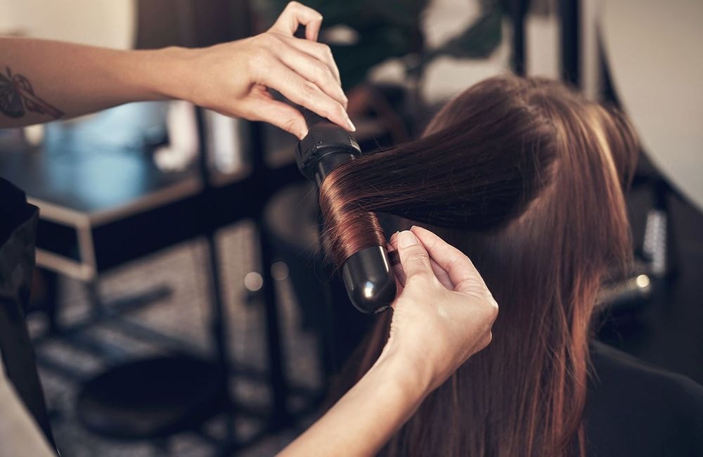 Lissage brésilien : ce traitement capillaire serait dangereux pour les reins