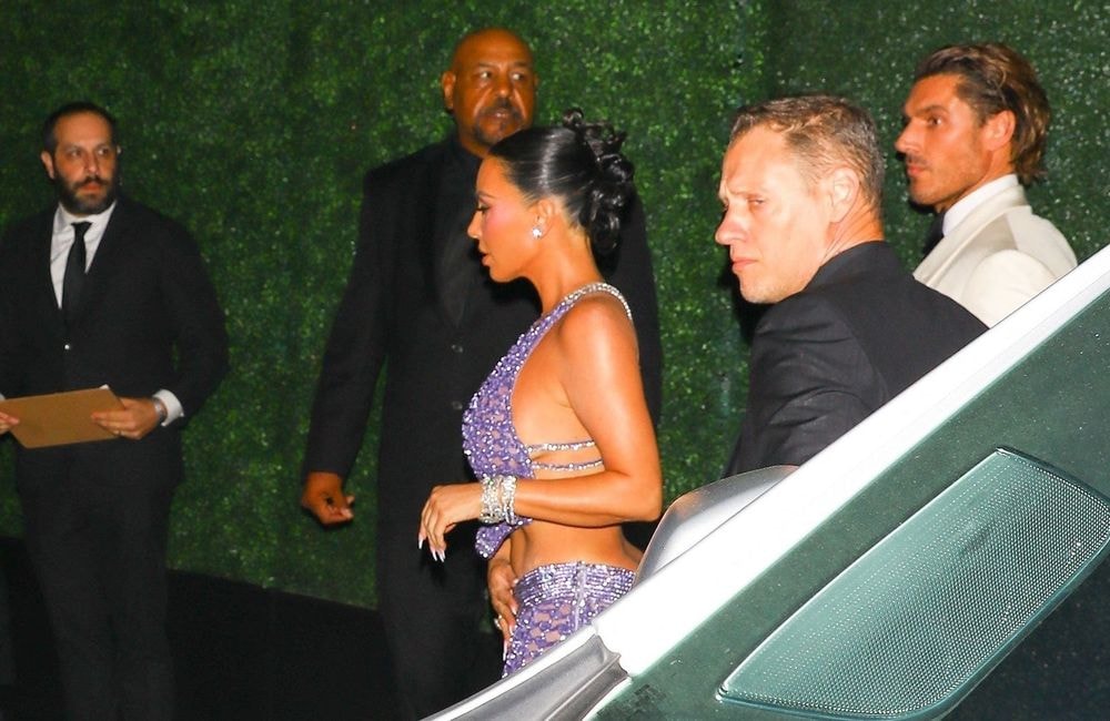 Kim Kardashian recrée le look à strass iconique d’Halle Berry