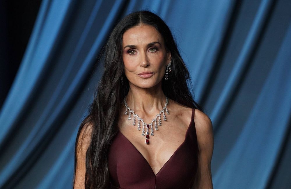 Longueurs glossy et ondulations souples : voici comment reproduire le brushing rétro de Demi Moore