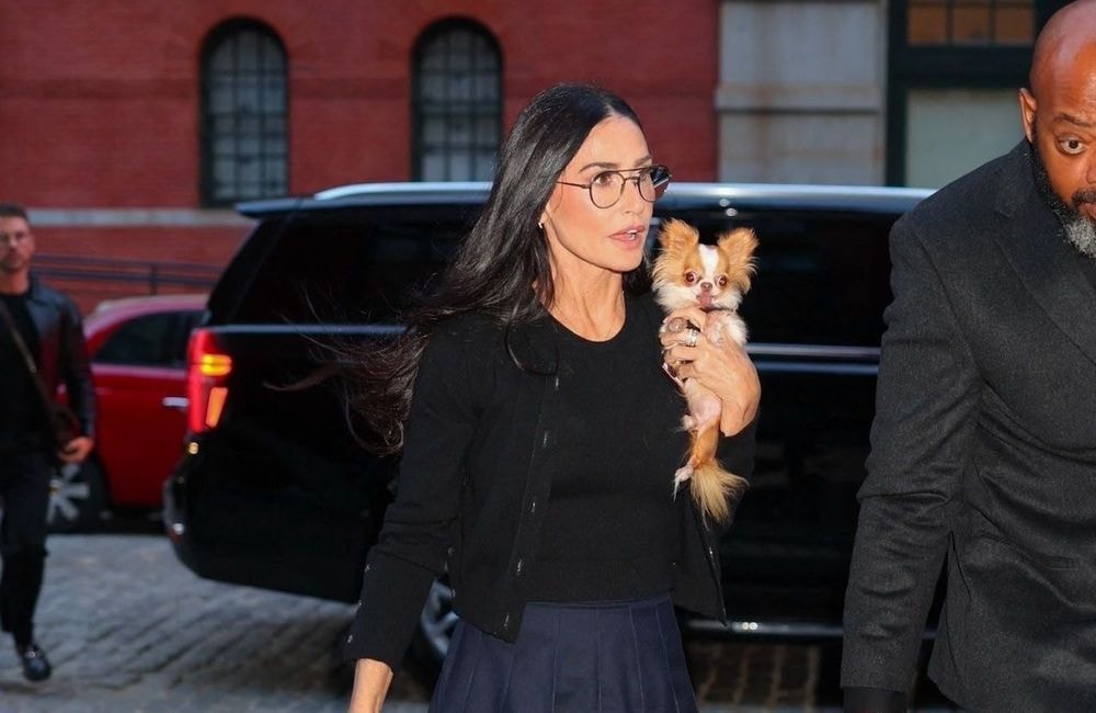 Demi Moore fait de la jupe midi l'atout chic de l'automne