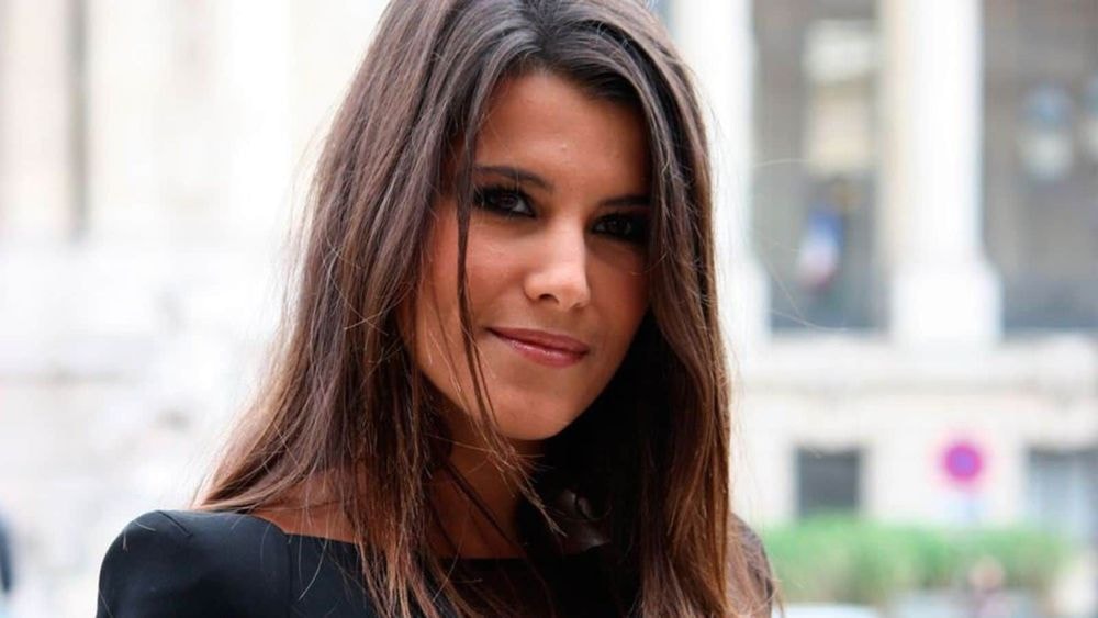 Karine Ferri méconnaissable sur cette première affiche : l'animatrice se lance dans un projet très éloigné de son image