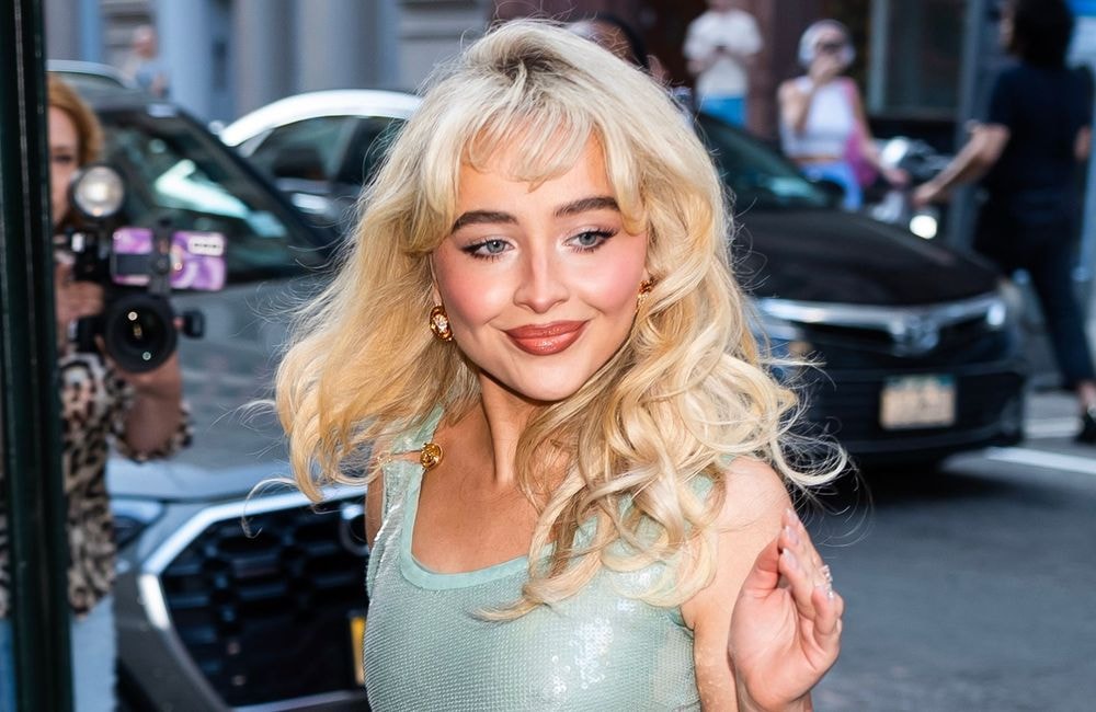 Métamorphosée : Sabrina Carpenter change radicalement de look grâce à une simple barrette