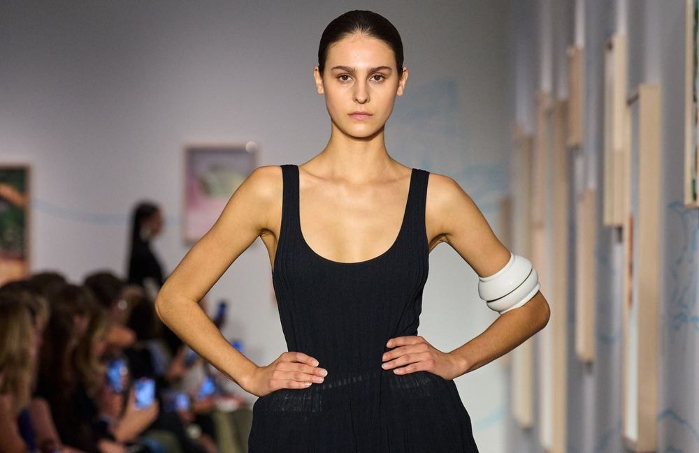 À la Fashion Week de New York, cette coupe coupe chic et flatteuse signe son grand retour