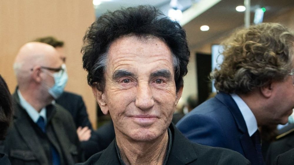 Jack Lang "poussé à terre", l'ex-ministre entaché par le scandale Epstein malmené, les images choc de son agression