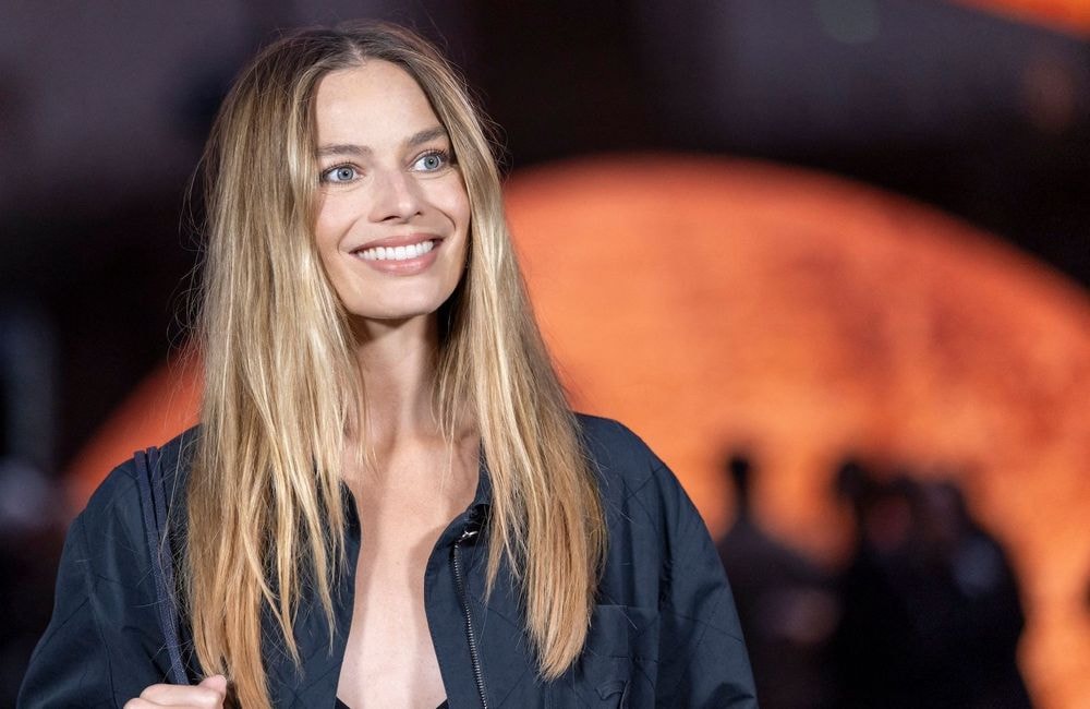 Margot Robbie adopte le combo jean baggy et ballerines, le mix parfait de l’automne