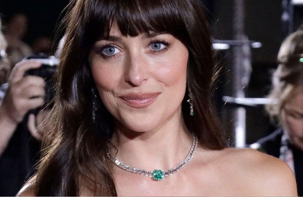 « Je voyage toujours avec des ciseaux » : Dakota Johnson coupe sa frange elle-même et dévoile son secret (à portée de tous) pour une chevelure de rêve