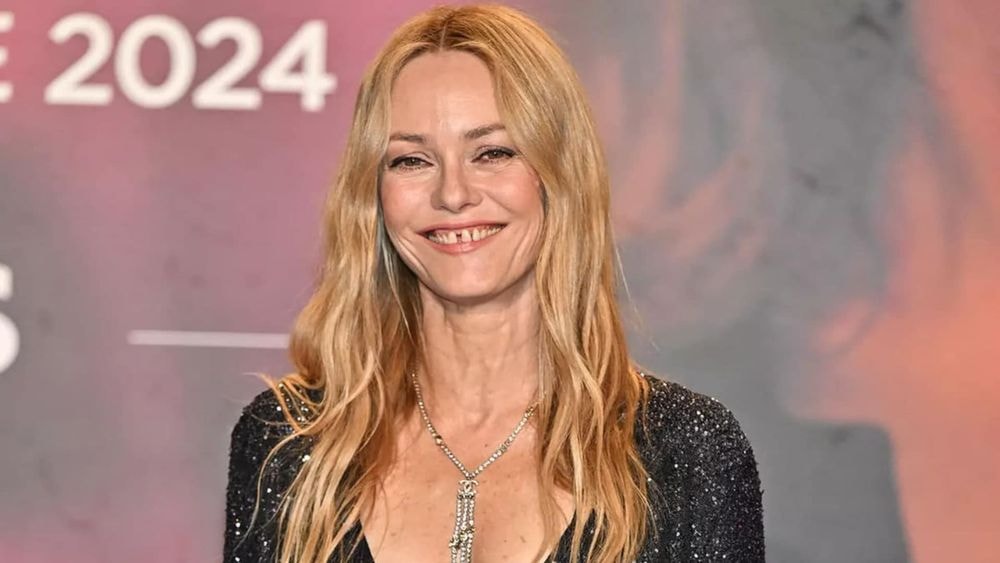 "Je retrouve un ventre tout plat" : à 52 ans, Vanessa Paradis supprime 2 aliments bien précis pendant quelques jours