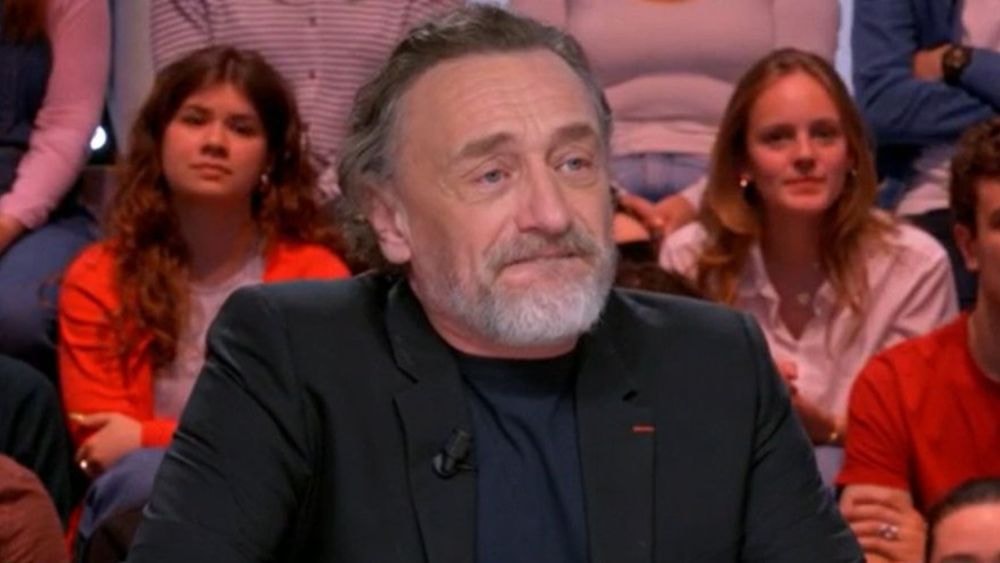 Jean-Paul Rouve ému aux larmes en évoquant la mort récente de sa mère : "C'est dur"