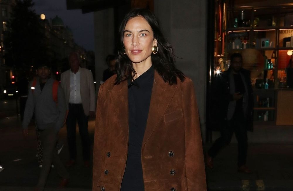 À Londres, Alexa Chung prouve que la veste en daim peut faire des étincelles la nuit