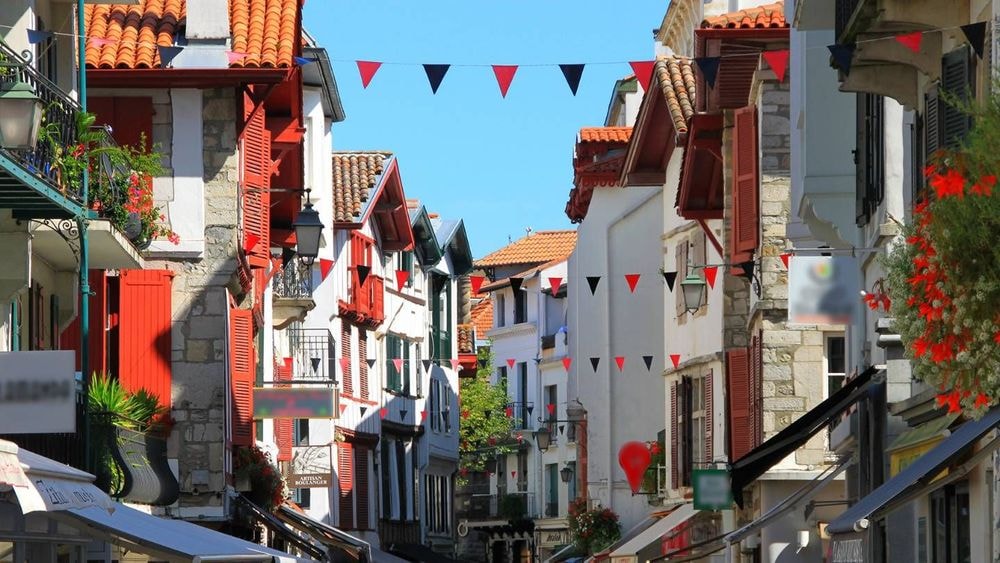 Immobilier à Bayonne : légère hausse des loyers et baisse modérée des prix d'achat en février