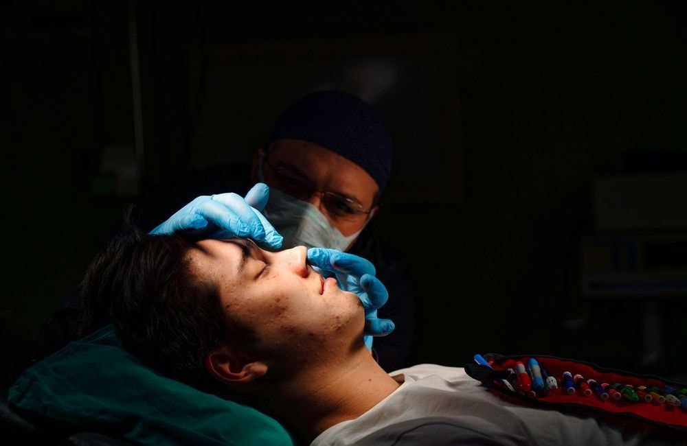 Scandale autour d’un chirurgien star : en quête du nez parfait, ils se retrouvent « mutilés »